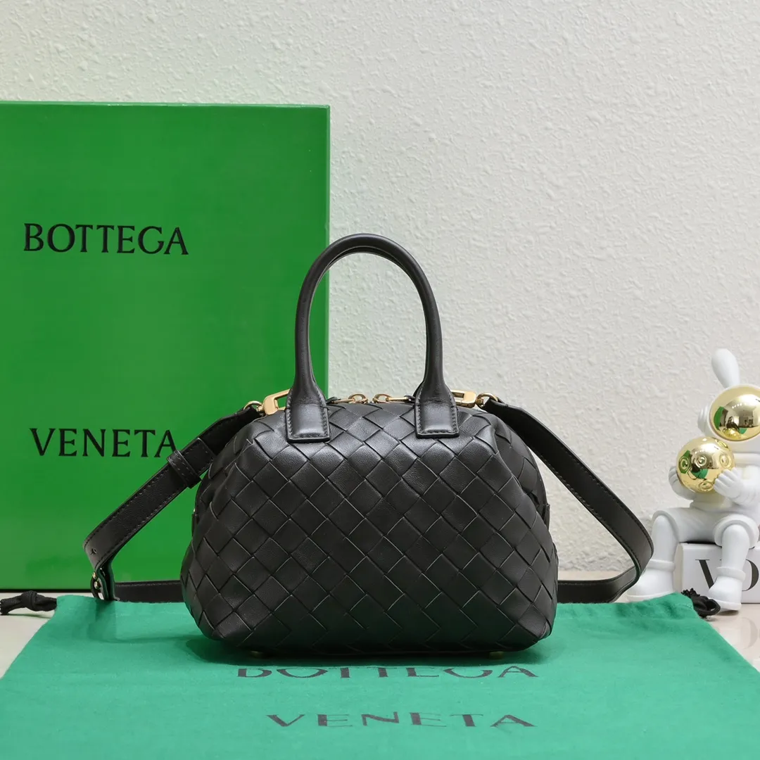 Batch 1560 #Bv Small Intrecciato woven leather bowling bag with detachable crossbody strap, single interior flat pocket, zipper closure "Classic weaving craftsmanship" is an indispensable symbol of the brand🔥. The meticulous weaving craftsmanship not only makes the bucket bag show a sense of high-end, but also adds a sense of agility to it, exuding a simple and elegant beauty. It is made of soft and delicate sheepskin texture. It is light and comfortable, and reveals a sense of high-end everywhere. The color matching is refreshing and clean, and the upper body is aged~concave shape! A bowling bag that can be used for both work and leisure. Size: 20.5*15.5*10cm, model: 7460#